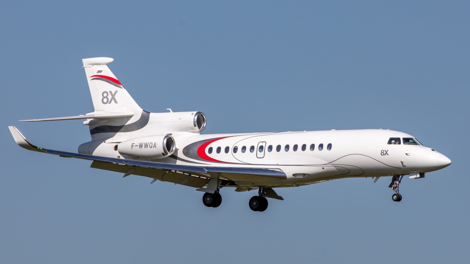 Dassault_Falcon_8X_approaching-scaled