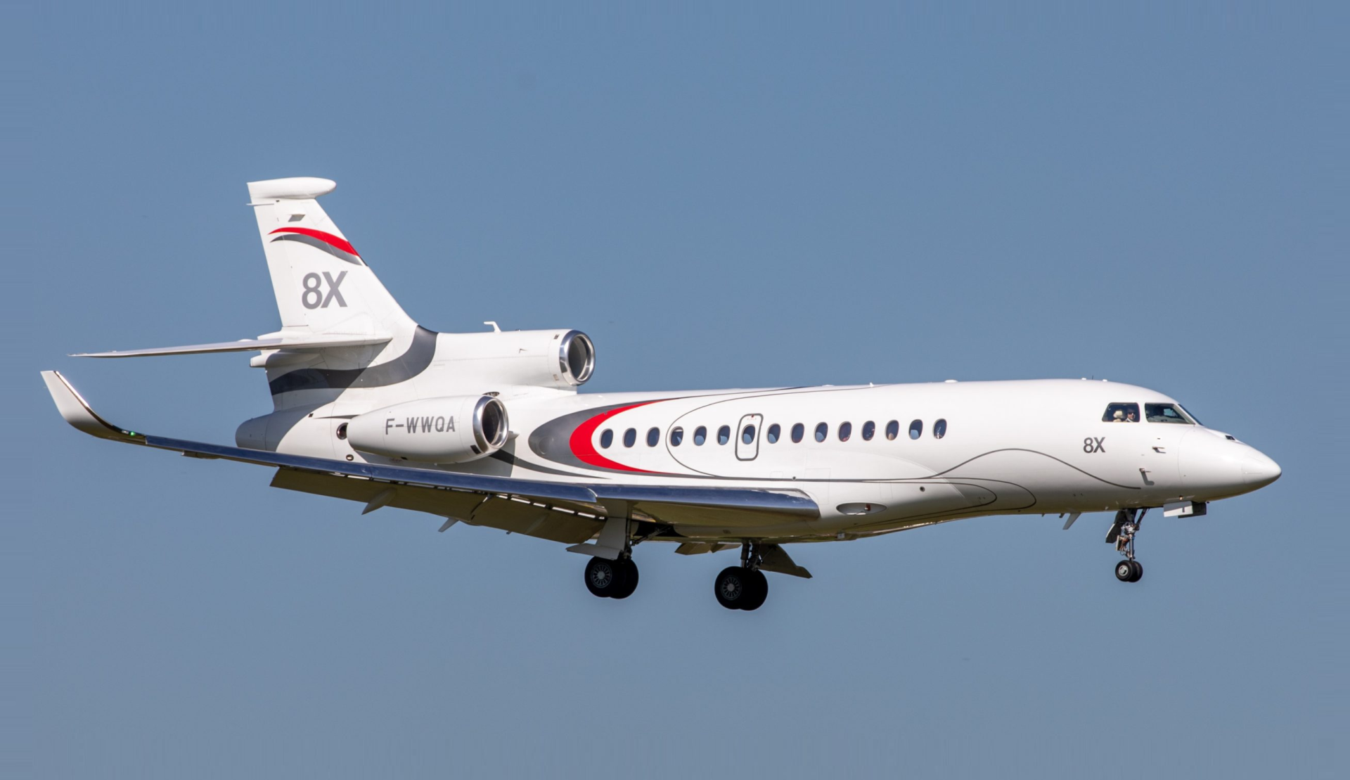 Dassault_Falcon_8X_approaching-scaled